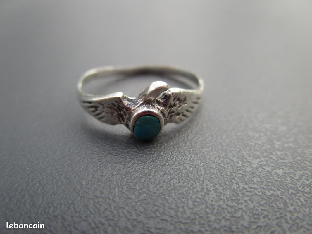 JOLIE BAGUE T55 EN ARGENT MARTELÉ ET 2 PIERRES BLANCHES TBE
