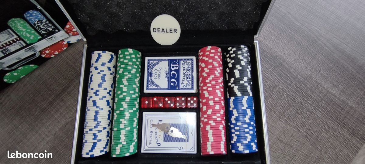 Jetons De Poker Sur Un Jeu Avec La Roulette De Casino Image stock