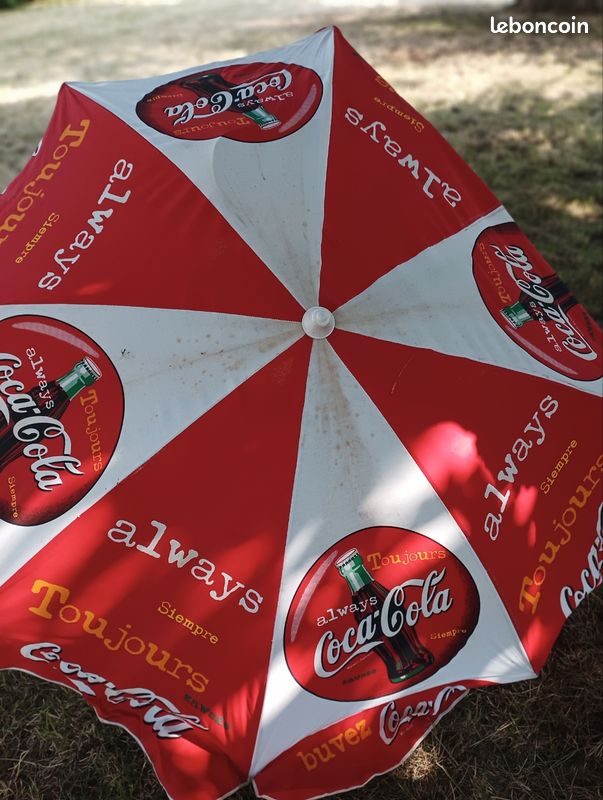 Coca Cola parapluie de plage avec palmier Photo Stock - Alamy