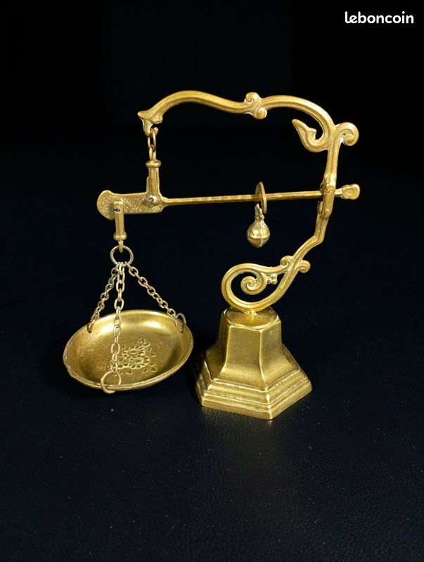 Belle balance romaine en laiton doré à plateau suspendu – Décoration vintage (image 1)