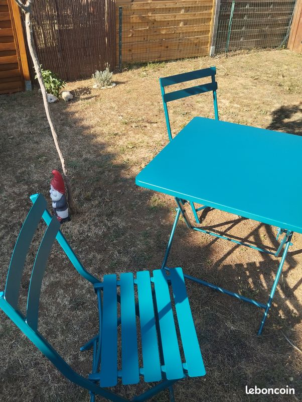Table carrée et deux chaises Hespéride TBE (image 5)
