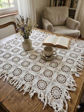 Nappe carrée en lin brodée main