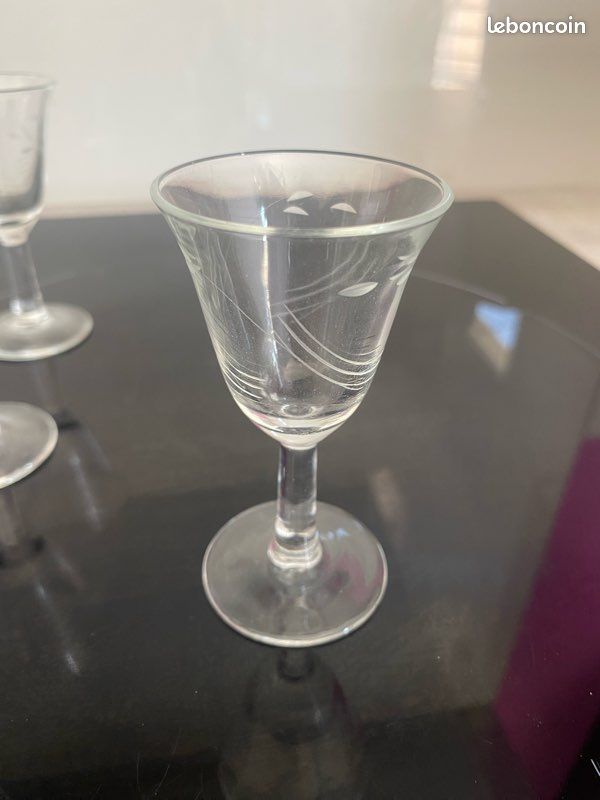 18 petits verres à pied diamètre 5 hauteur 9 cm (image 2)