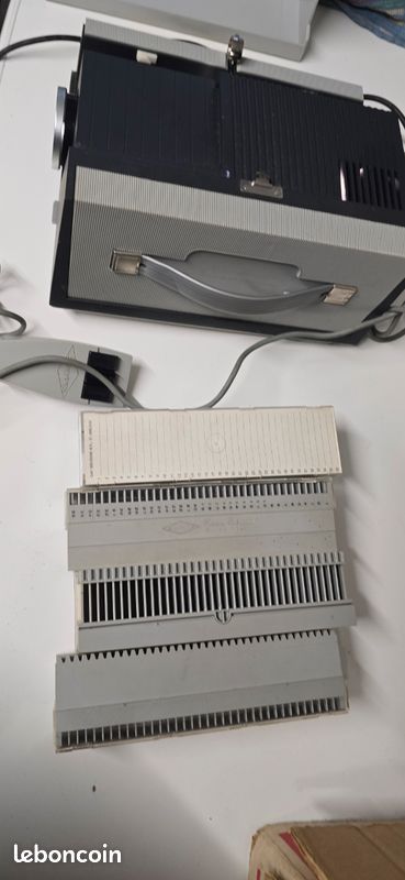 Projecteur De Diapositives SAWYER’S 303 AF-AV Avec Télécommande (pour Réparation)