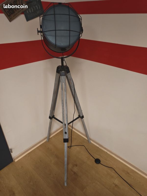 Lampadaire trépied style projecteur industriel (image 1)