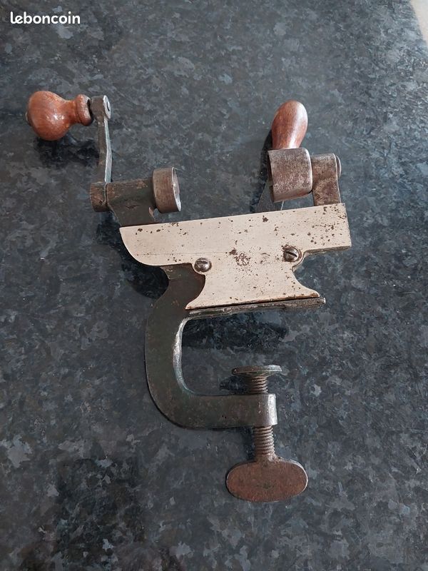 LOT CHASSE MANUFRANCE Et Autre Machine Sertisseuse A Cartouches Et