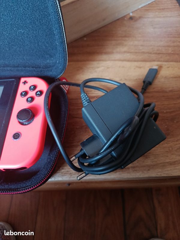 Pack Nintendo Switch + 2 Jeux (Animal Crossing, Mario Strikers...) + Housse & Chargeur (image 8)