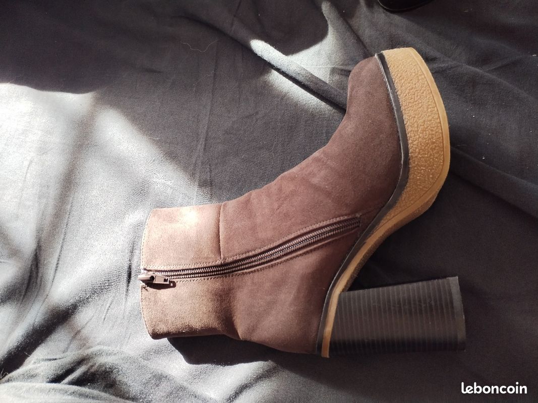 Belle paire de mi bottes en daim portée fois Chaussures