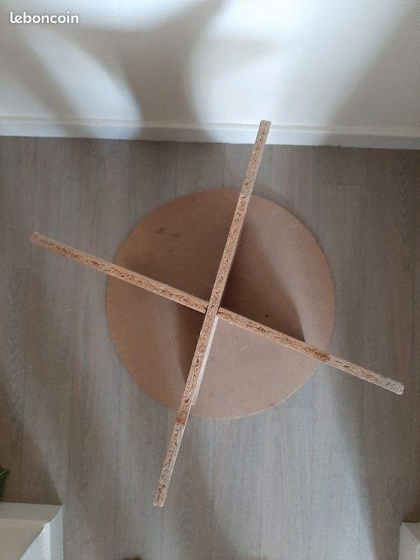 Table juponneé en bois (image 5)