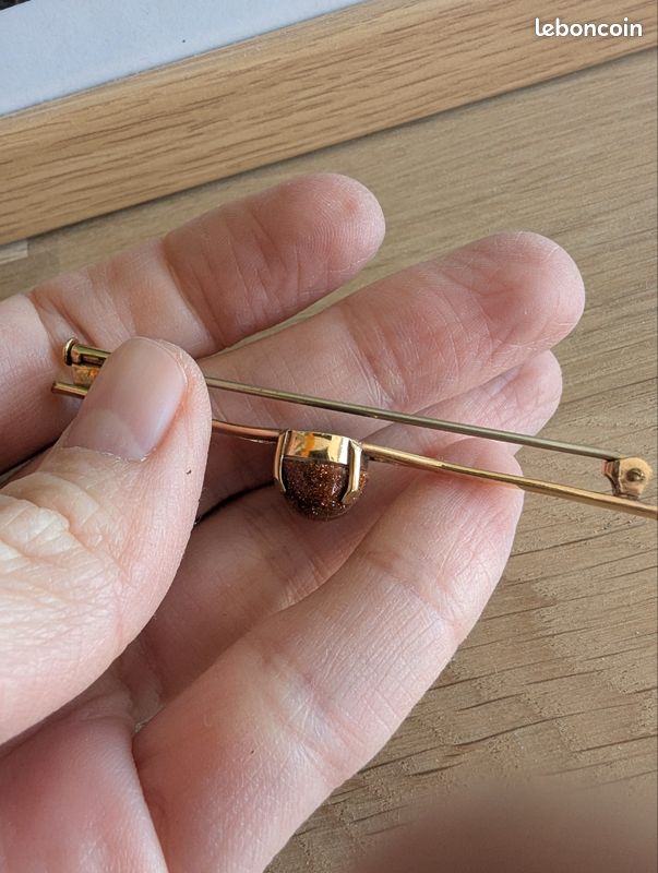 Broche Vintage Plaquée Or – Détails En Os – Bijou Ancien