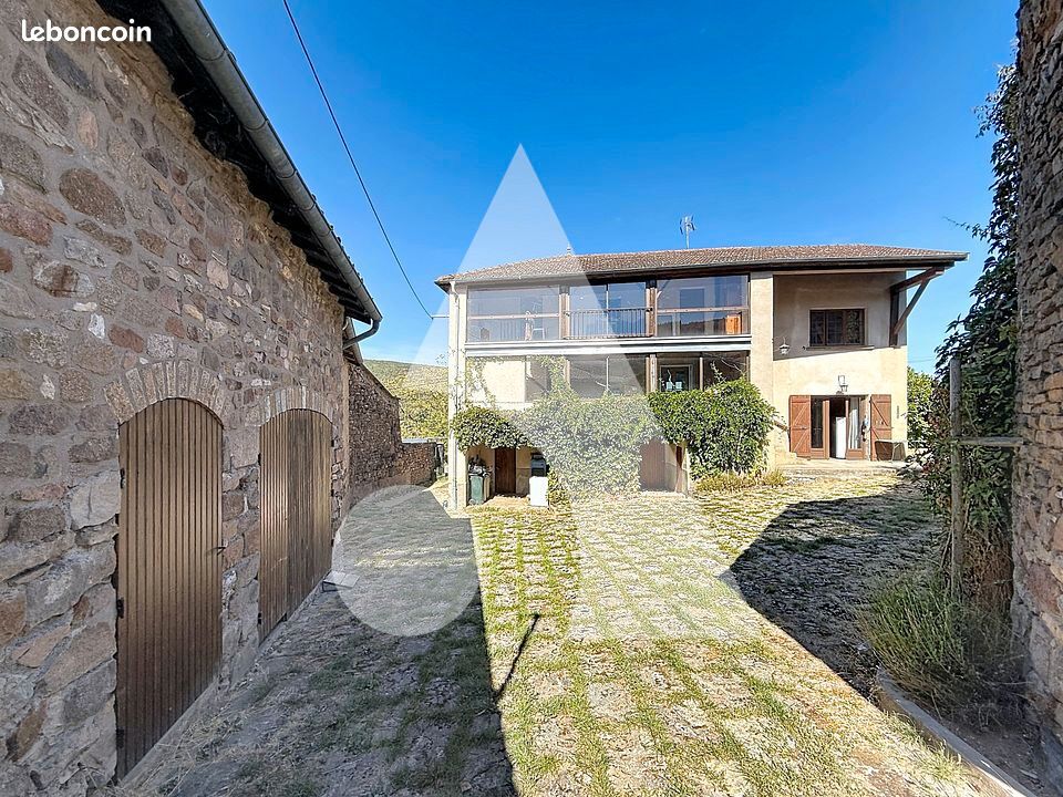 Maison 6 pièces 166 m² · à Saint-Point · 166 m² · 169 000 €