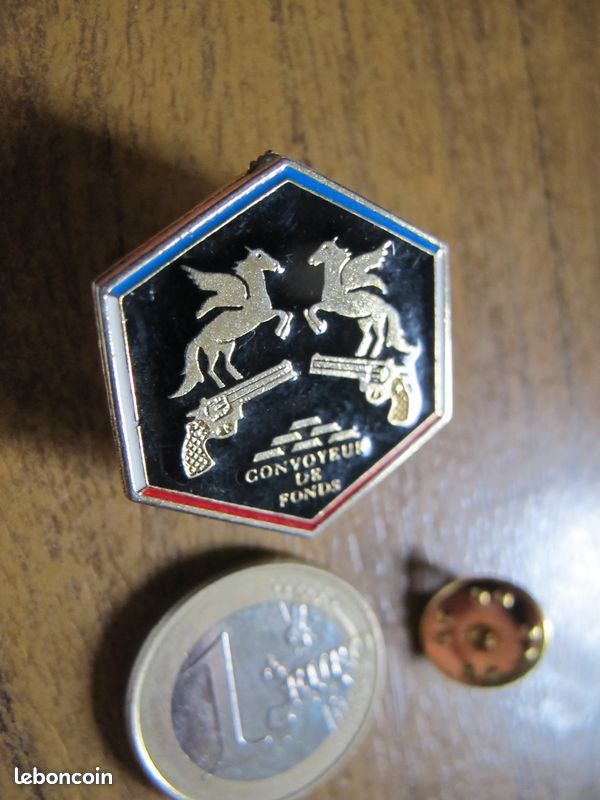 Pin's Convoyeur de fonds , prix livré en suivi , LIRE (image 2)