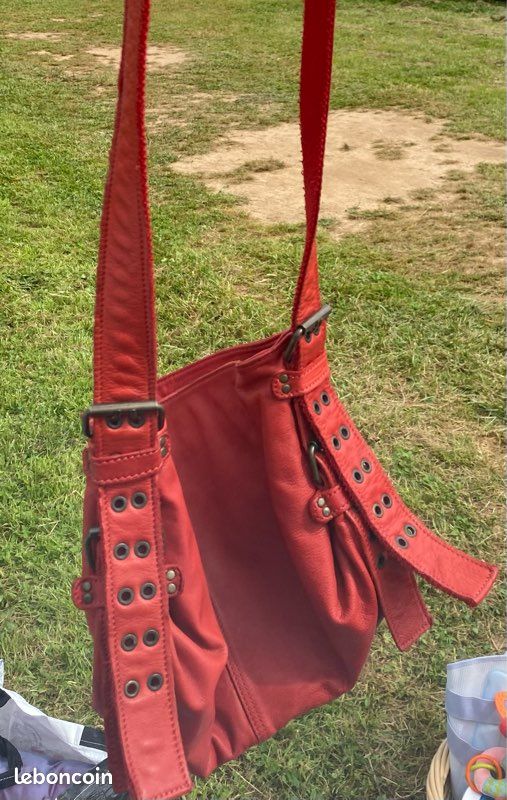 Sac à main rouge cuir en bon état (image 2)