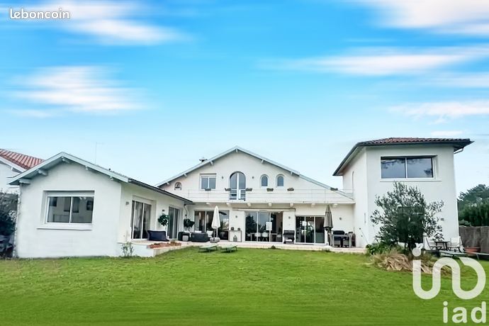 Villa 8 pièces 263 m²