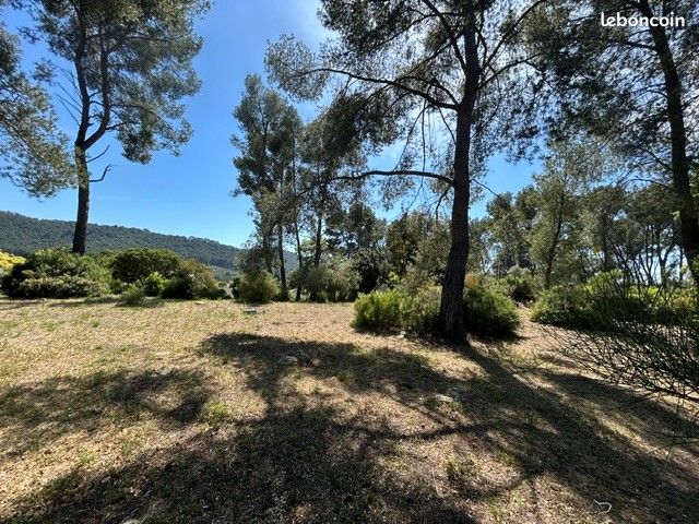 Terrain magnifique, vue Sainte-Baume · à Le Castellet · 440 000 €