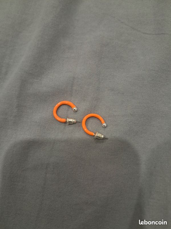 Boucle d'oreille orange (image 1)