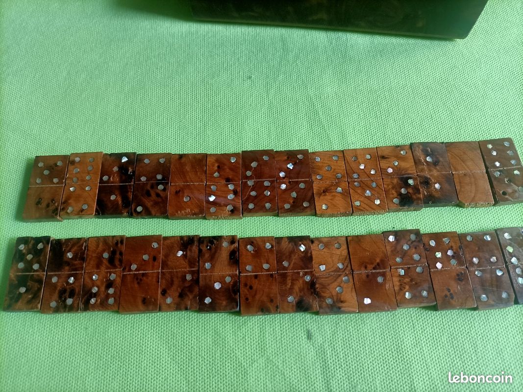 Jeu De Dominos Ancien En Loupe De Thuya Avec Incrustations Nacre - Complet