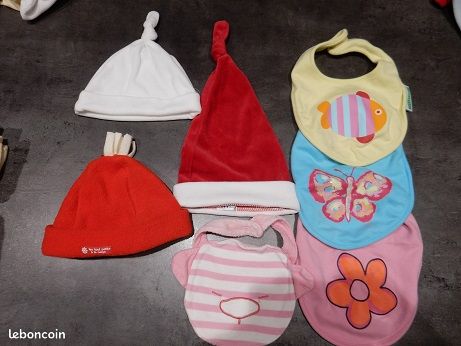 Bavoirs et bonnets (image 1)