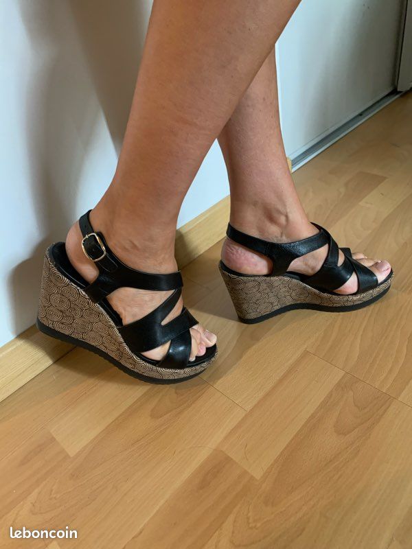 Chaussures noires talons compensés taille 40 de marque italienne