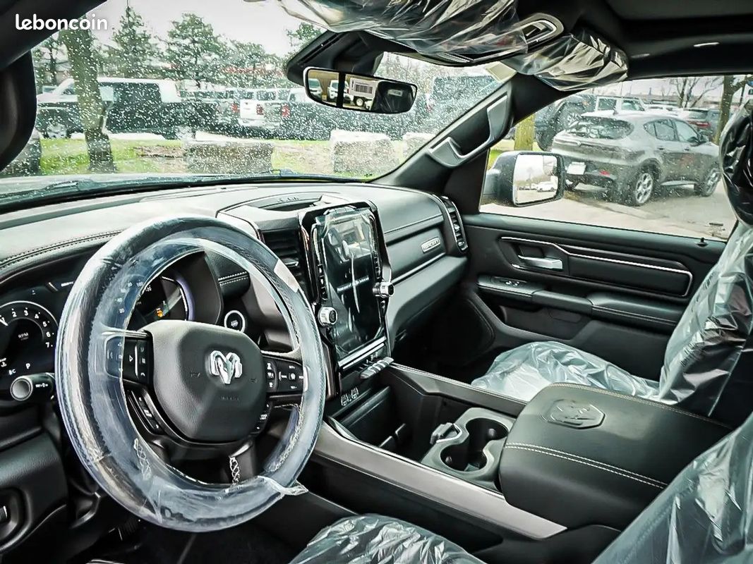 Dodge RAM 1500 Sport 5.7 HEMI V8 4x4 – Toit Pano – Forged Blue – NEUF 2026 - TVA (image 4)