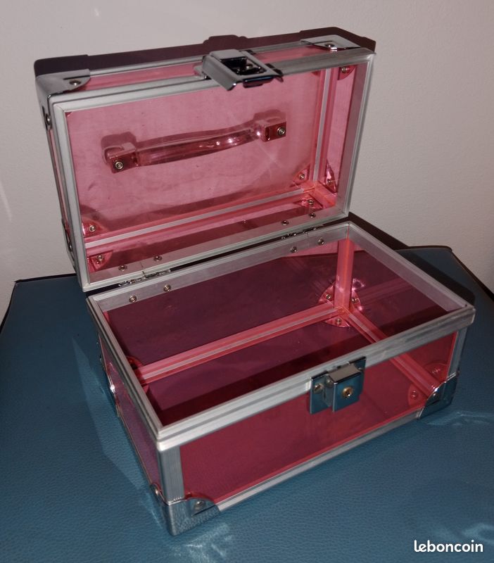 Vanity (image 1)