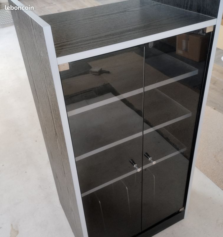 Meuble sur roulettes de rangement vertical doté d'une structure en bois mélaminé et de deux portes battantes en verre fumé et de plusieurs étagères (image 2)