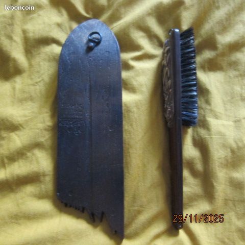 Brosse à vêtements sur support bois, bon état (image 5)