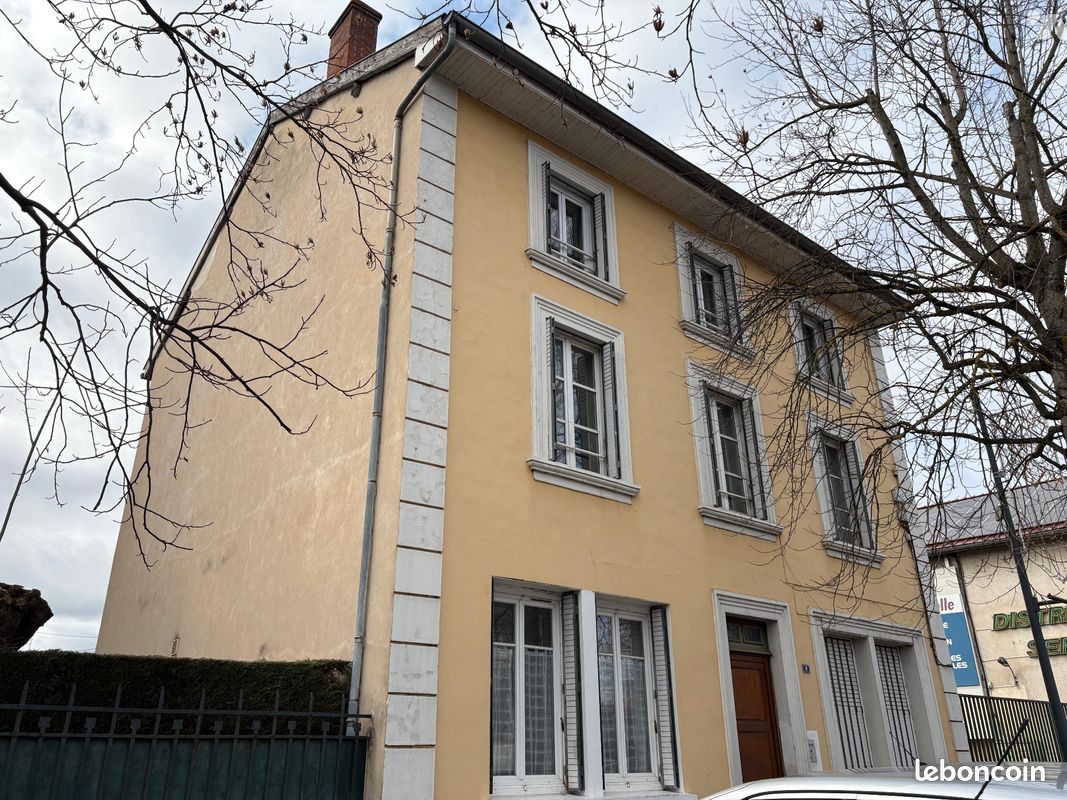 Immeuble 211 m² · à Beaurepaire · 211 m² · 220 000 €