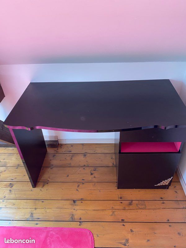Bureau (image 1)