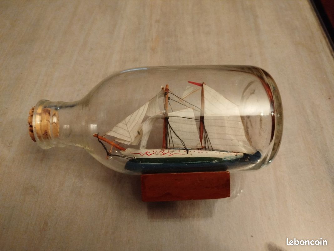 Voiliers vintage dans une bouteille en verre Un modèle miniature d'un voilier dans une bouteille Voiliers vintage dans une bouteille en verre Un modèle miniature d'un voilier dans une bouteille
