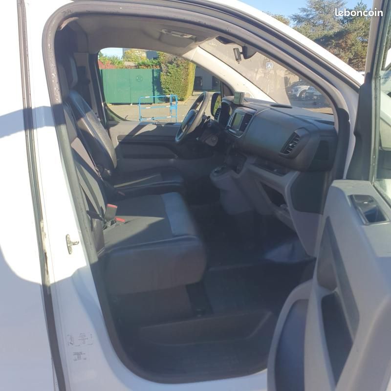 Opel Vivaro Ambulance (image 10)