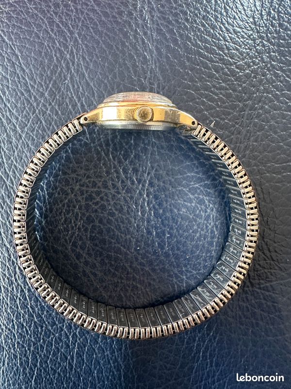 Élégante Montre Lorus Étanche pour Femme au Cadran Rose avec Date