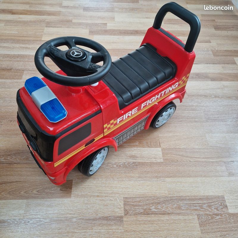 Battat Vroom! Jouet de transport de camion de pompiers avec pièces mobiles et 2 pompiers – Camions