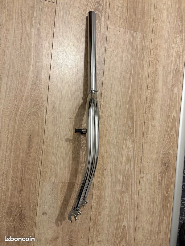 FOURCHE VTT 26'' RIGIDE CINTREE ACIER CHROME AVEC TASSEAUX PIVOT LISSE 250mm 1''1-8 - 28 6mm EXTERIEUR