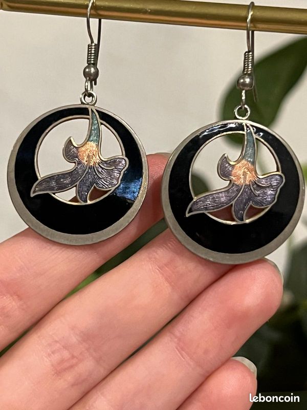 Boucles D'oreilles Anciennes XIXe Siècle - Métal Doré Avec Fleur De Lys Noire