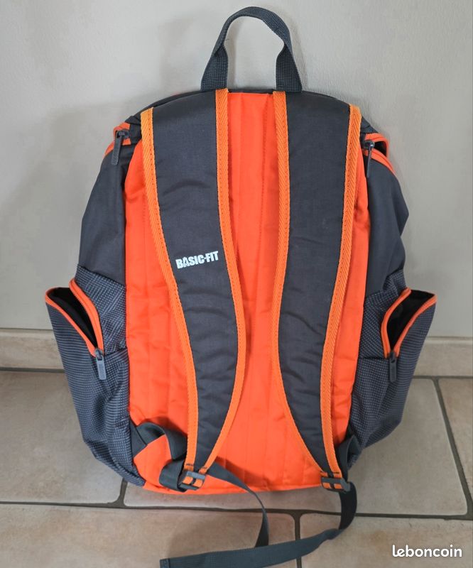À Aurillac, les sacs à dos Basic-Fit sont à chaque coin de rue... et