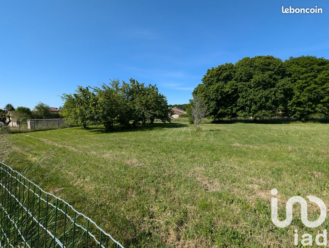 Terrain 1000 m² · à Louzac-Saint-André · 1 000 m² · 32 000 €
