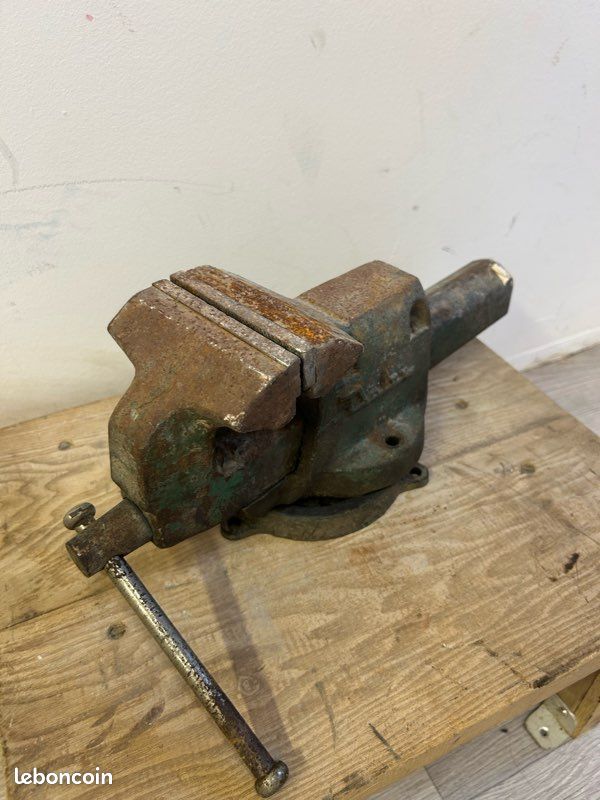 Lot de 3 anciens étaux en fonte – Bricolage / atelier (image 2)