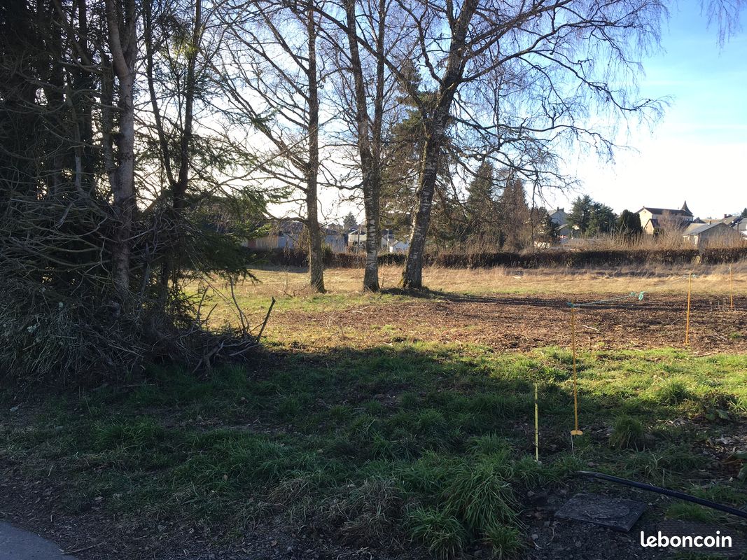 Terrain constructible à Bourg-Lastic · 16 000 €