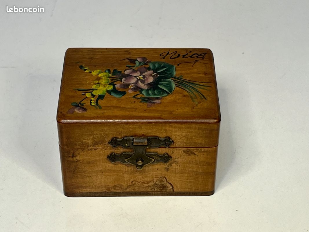 BOITE À BIJOUX EN BOIS D'OLIVIER SOUVENIR DE NICE CAPITONNÉE XIXème (image 1)