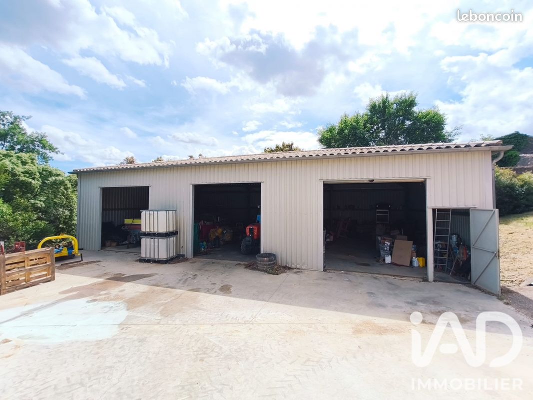 Parking 696 m² · à Roquessels · 696 m² · 315 000 €