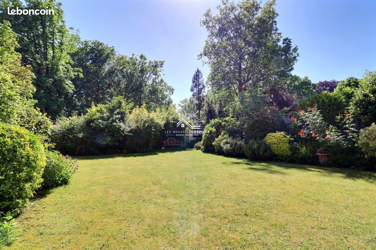 Maison 8 pièces 240 m² · à Croix · 240 m² · 799 000 €