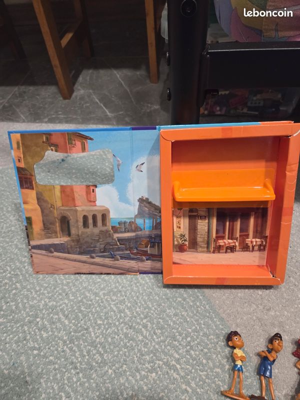 Livre avec figurines (image 2)