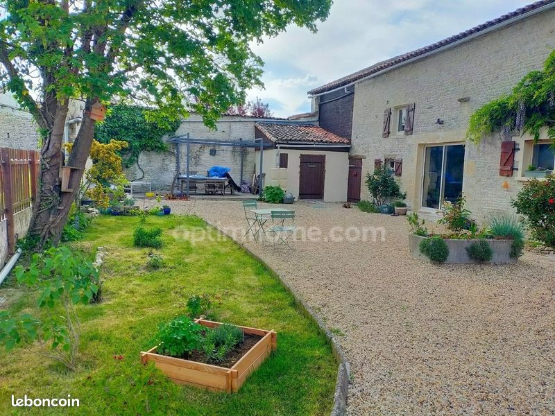 Maison 5 pièces 195 m² · à Ranville-Breuillaud · 195 m² · 220 000 €