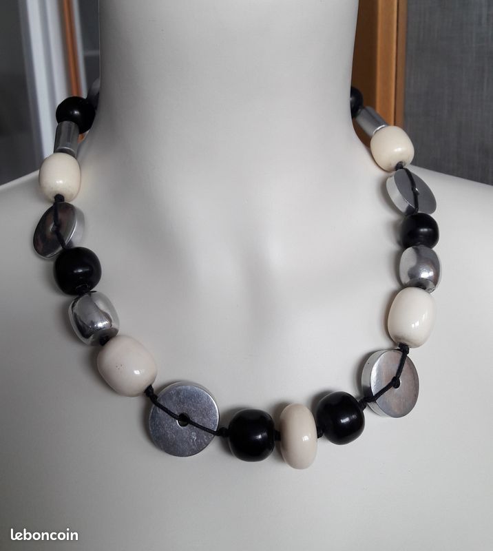 Collier argenté, blanc et noir (image 1)