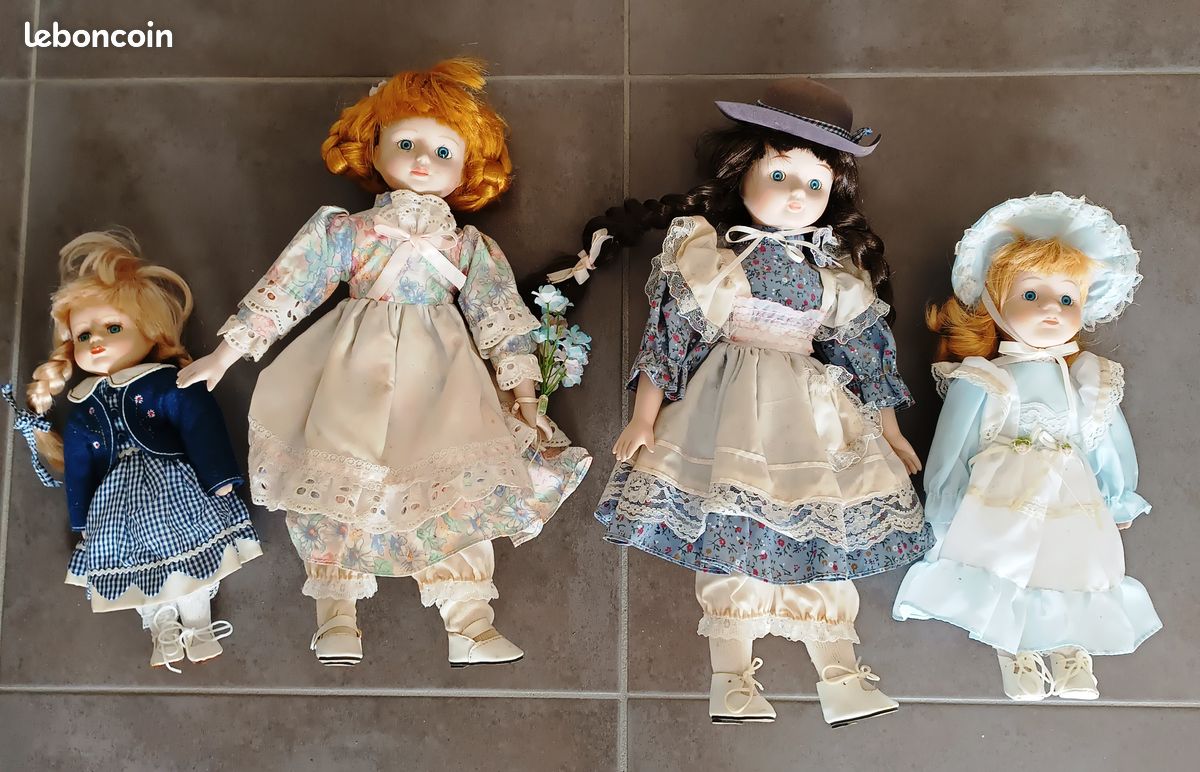 lot de 4 poupées tête, main, pied en porcelaine sur support