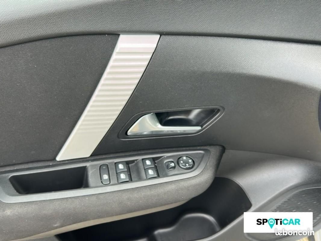 Citroën C4 Hybride 136 e-DCS6 Plus (image 12)