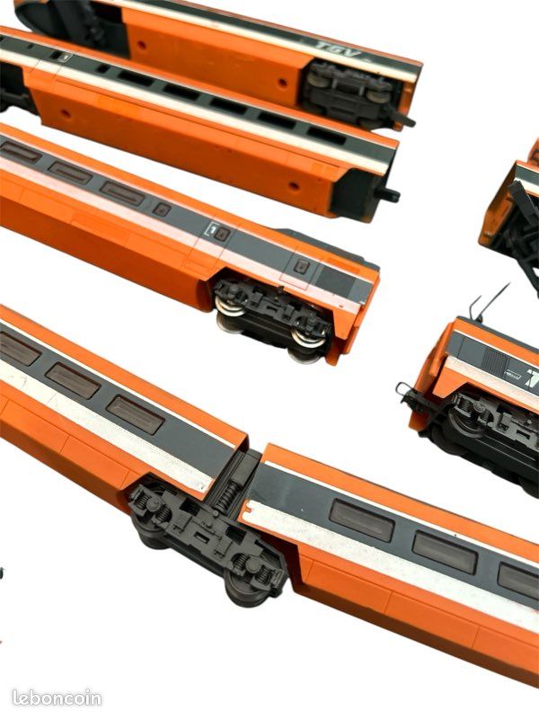 Voitures de voyageurs oranges Jouef pour modélisme ferroviaire à l'échelle HO