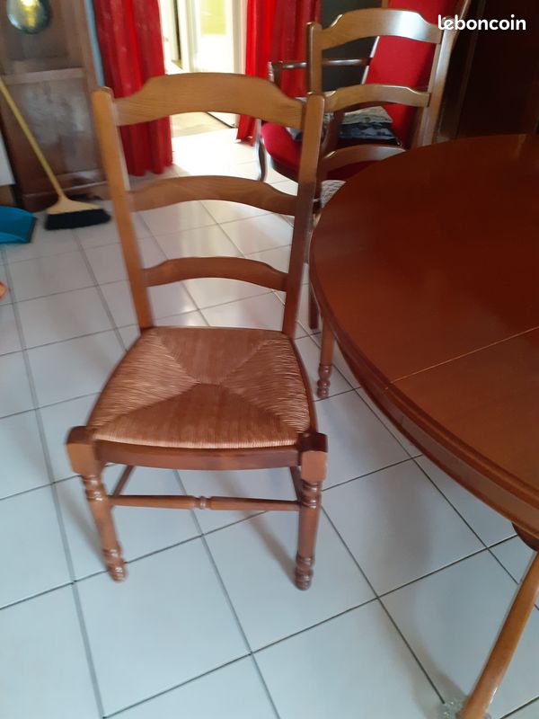 Table ronde et chaises (image 2)