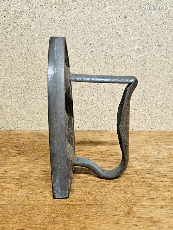 De la lumière dans l'atelier : Ancien fer à repasser à braise en fonte